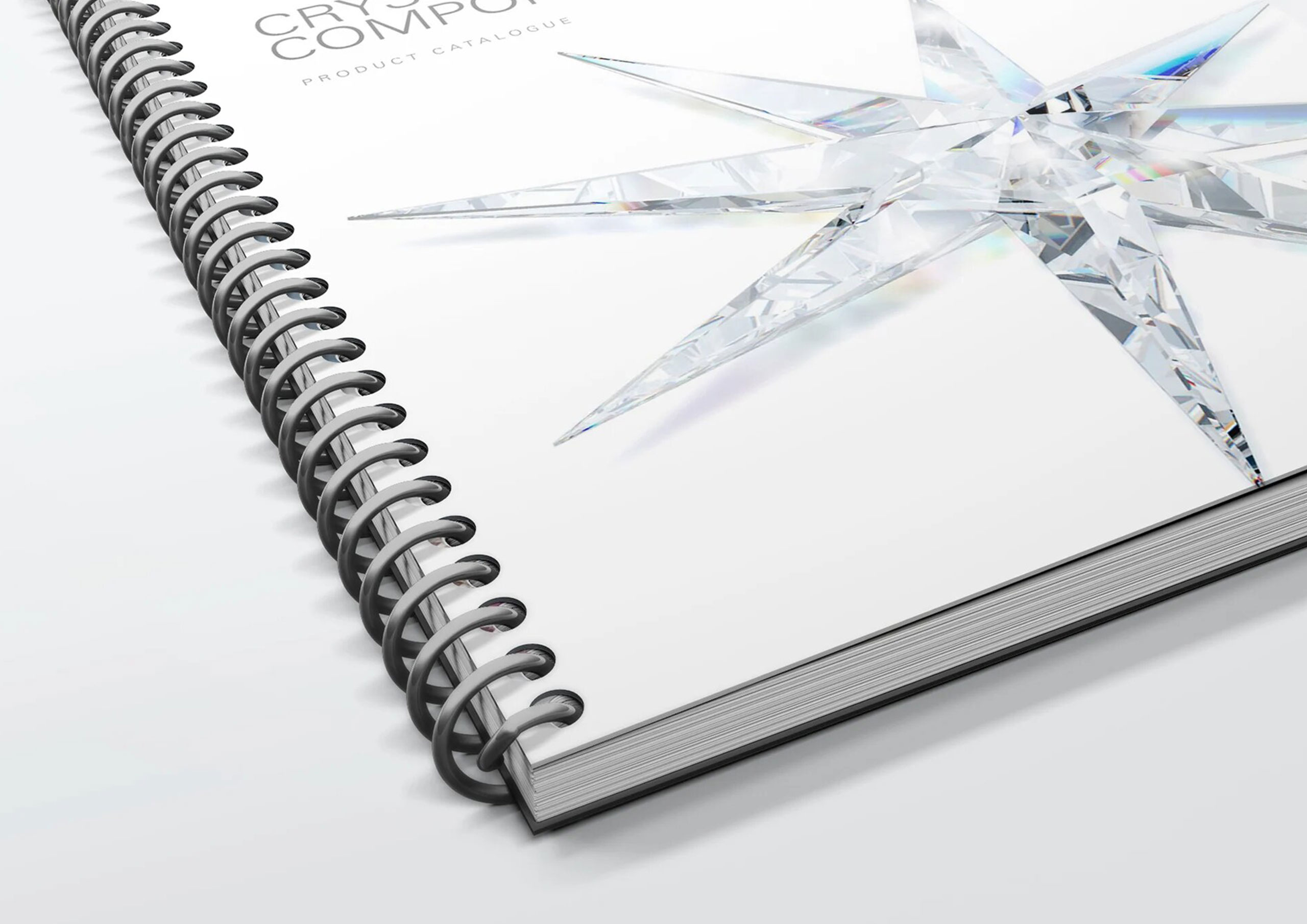 Primer plano de un catálogo de productos con portada blanca y diseño de estrella, encuadernado en espiral metálica, impreso por Gabella Artes Gráficas en Norte, Sevilla, ideal para presentación profesional.